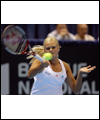 Aleksandra Wozniak effectuant un coup droit