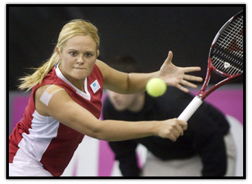 Aleksandra Wozniak effectuant un revers