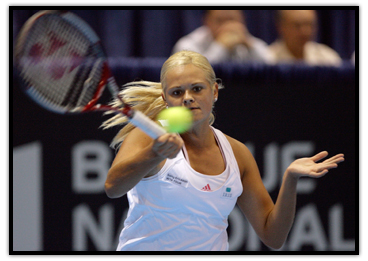 Aleksandra Wozniak effectuant un coup droit