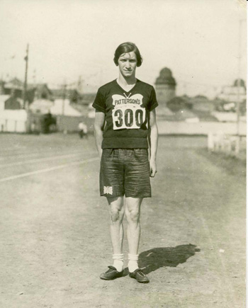 Photo de Bobbie Rosenfeld debout