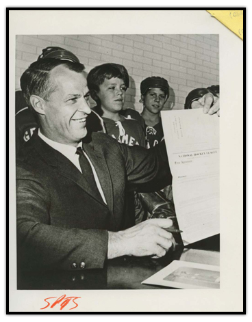Gordie Howe lifts up his 22nd contract