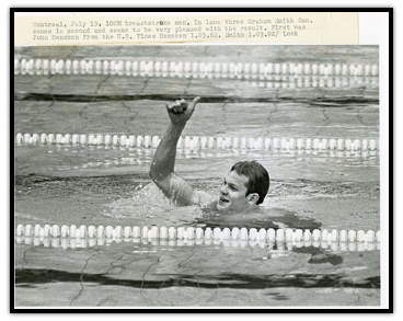Graham Smith célèbre après avoir terminé deuxième au relais 4x100 m quatre nages