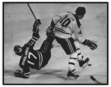 Guy Lafleur bouscule Valeri Kharlamov, joueur de l'Armée rouge