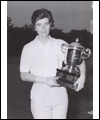Jocelyne Bourassa avec un trophée de golf