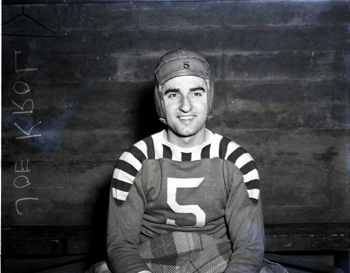 Joe Krol assis, en uniforme