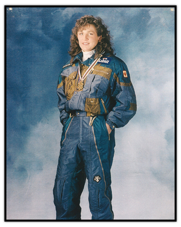 Kate Pace dans son uniforme de ski bleu