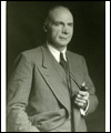 Lionel Conacher portant un habit