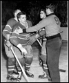 Maurice Richard en confrontation pendant un match de hockey