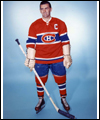 Portrait de Maurice Richard en uniforme, bâton en main