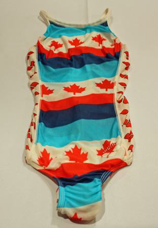 Feuilles d’érables du Canada ornant le maillot de bain de Nancy Garapick