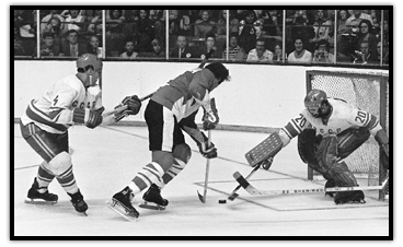 Phil Esposito s'apprêtant à compter dans la Série du siècle