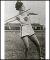 Robina Higgins avec un javelot