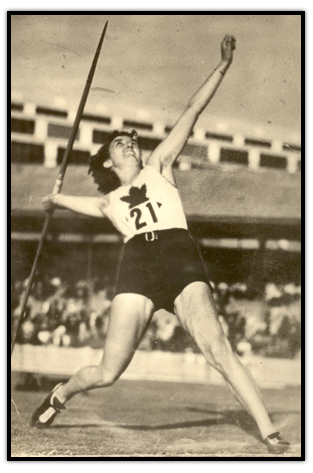 Robina Higgins lance le javelot