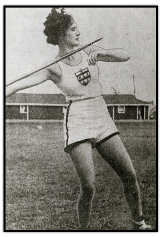 Robina Higgins avec un javelot