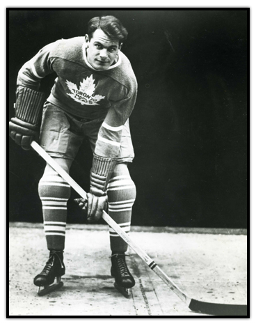 Syl Apps dans son uniforme de Toronto, avec son bâton de hockey